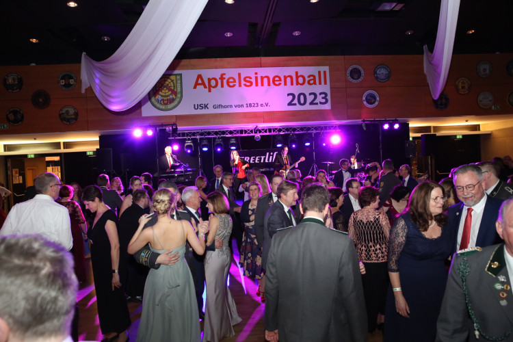 Partystimmung in Gifhorns Stadthalle: KURT zeigt Euch die schönsten Fotos vom Apfelsinenball