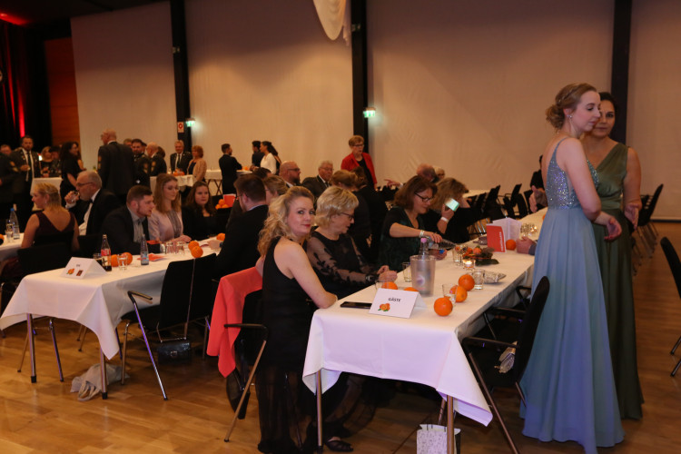 Partystimmung in Gifhorns Stadthalle: KURT zeigt Euch die schönsten Fotos vom Apfelsinenball