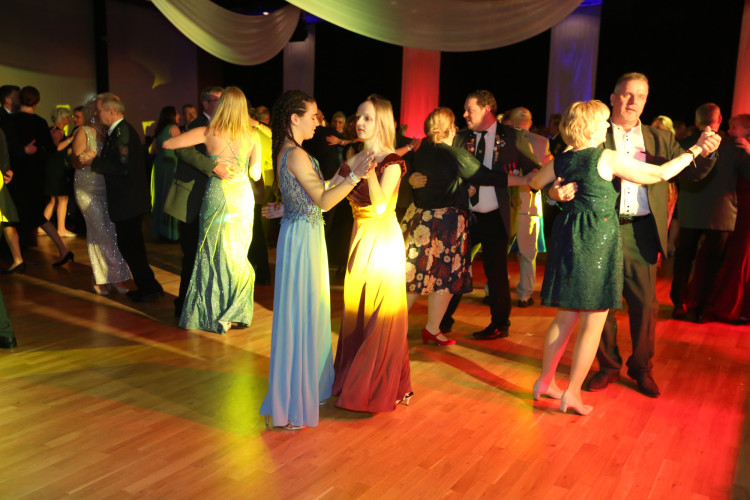 Partystimmung in Gifhorns Stadthalle: KURT zeigt Euch die schönsten Fotos vom Apfelsinenball
