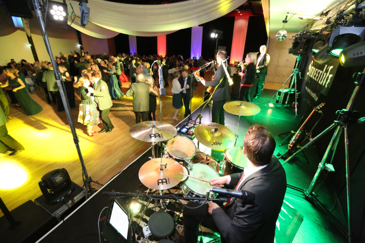 Partystimmung in Gifhorns Stadthalle: KURT zeigt Euch die schönsten Fotos vom Apfelsinenball