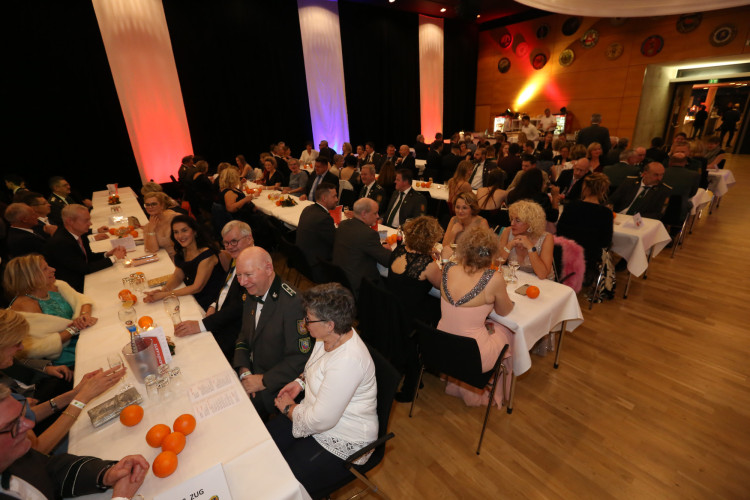 Partystimmung in Gifhorns Stadthalle: KURT zeigt Euch die schönsten Fotos vom Apfelsinenball