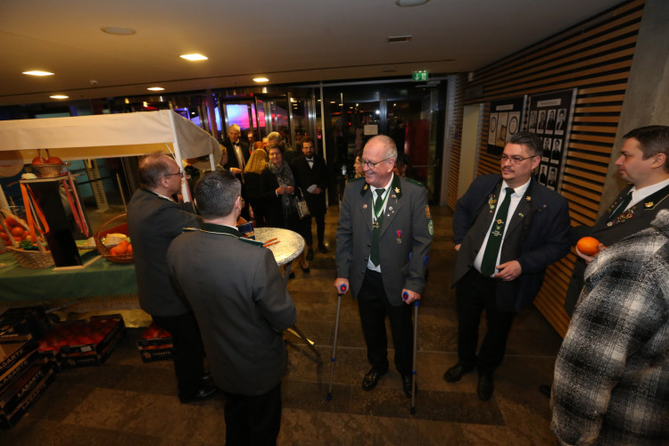Partystimmung in Gifhorns Stadthalle: KURT zeigt Euch die schönsten Fotos vom Apfelsinenball