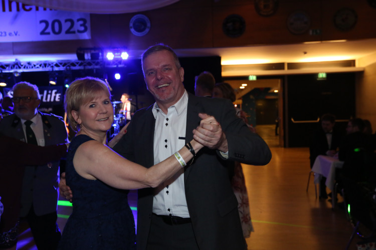Partystimmung in Gifhorns Stadthalle: KURT zeigt Euch die schönsten Fotos vom Apfelsinenball