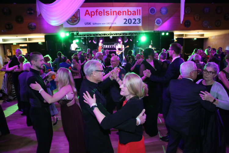 Partystimmung in Gifhorns Stadthalle: KURT zeigt Euch die schönsten Fotos vom Apfelsinenball