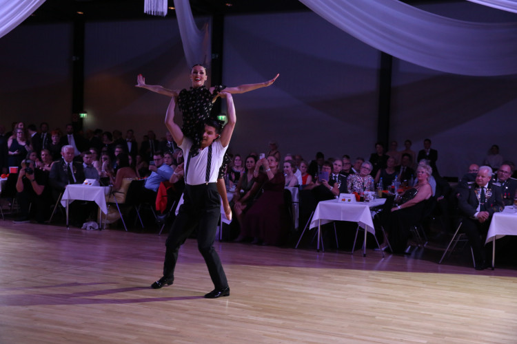 Partystimmung in Gifhorns Stadthalle: KURT zeigt Euch die schönsten Fotos vom Apfelsinenball