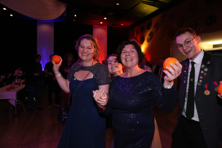 Partystimmung in Gifhorns Stadthalle: KURT zeigt Euch die schönsten Fotos vom Apfelsinenball