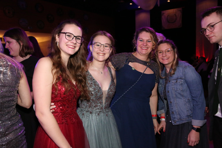 Partystimmung in Gifhorns Stadthalle: KURT zeigt Euch die schönsten Fotos vom Apfelsinenball