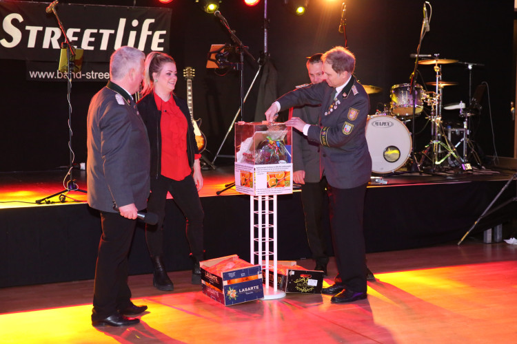 Partystimmung in Gifhorns Stadthalle: KURT zeigt Euch die schönsten Fotos vom Apfelsinenball