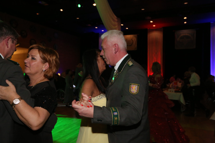Partystimmung in Gifhorns Stadthalle: KURT zeigt Euch die schönsten Fotos vom Apfelsinenball