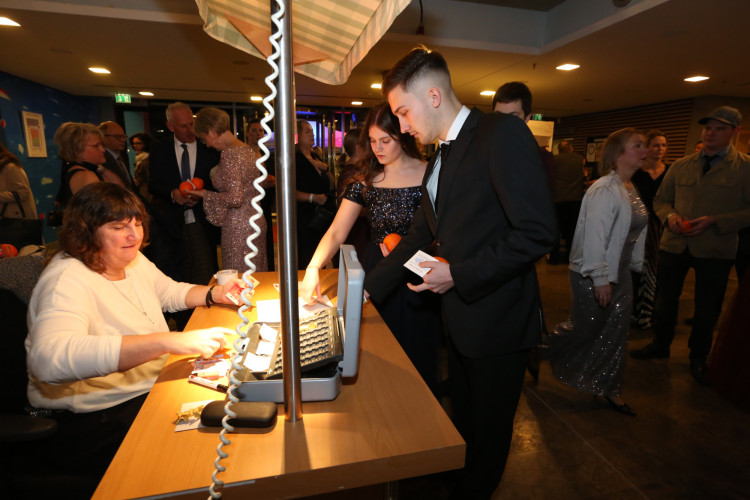 Partystimmung in Gifhorns Stadthalle: KURT zeigt Euch die schönsten Fotos vom Apfelsinenball