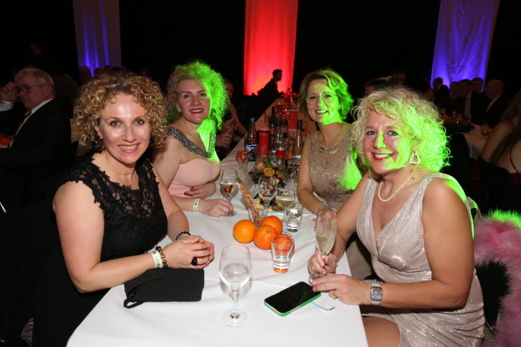 Partystimmung in Gifhorns Stadthalle: KURT zeigt Euch die schönsten Fotos vom Apfelsinenball