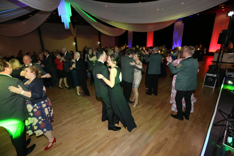 Partystimmung in Gifhorns Stadthalle: KURT zeigt Euch die schönsten Fotos vom Apfelsinenball
