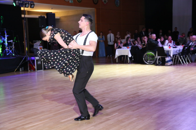 Partystimmung in Gifhorns Stadthalle: KURT zeigt Euch die schönsten Fotos vom Apfelsinenball
