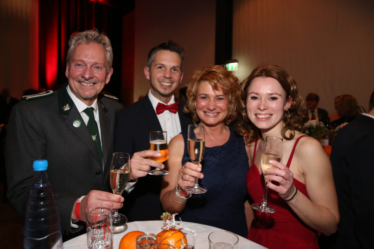 Partystimmung in Gifhorns Stadthalle: KURT zeigt Euch die schönsten Fotos vom Apfelsinenball