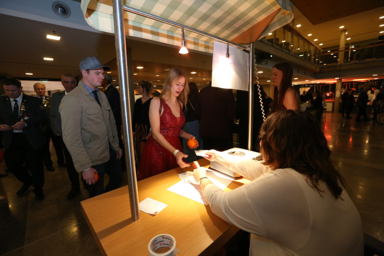 Partystimmung in Gifhorns Stadthalle: KURT zeigt Euch die schönsten Fotos vom Apfelsinenball