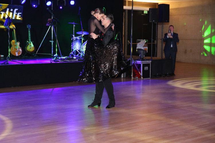Partystimmung in Gifhorns Stadthalle: KURT zeigt Euch die schönsten Fotos vom Apfelsinenball