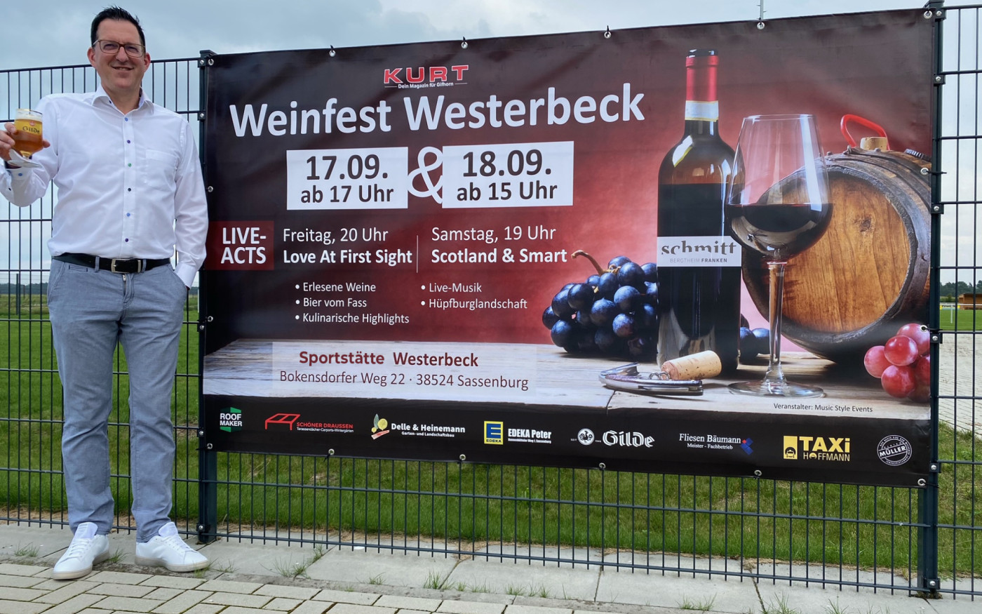 Perfekte Werbung dank KURT Media: Weinfest-Organisator André Schad ist von den Plakaten und Bannern begeistert