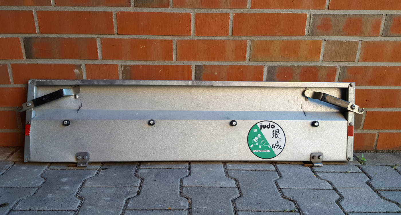 Polizei ratlos - Wem gehört diese Anhängerklappe?