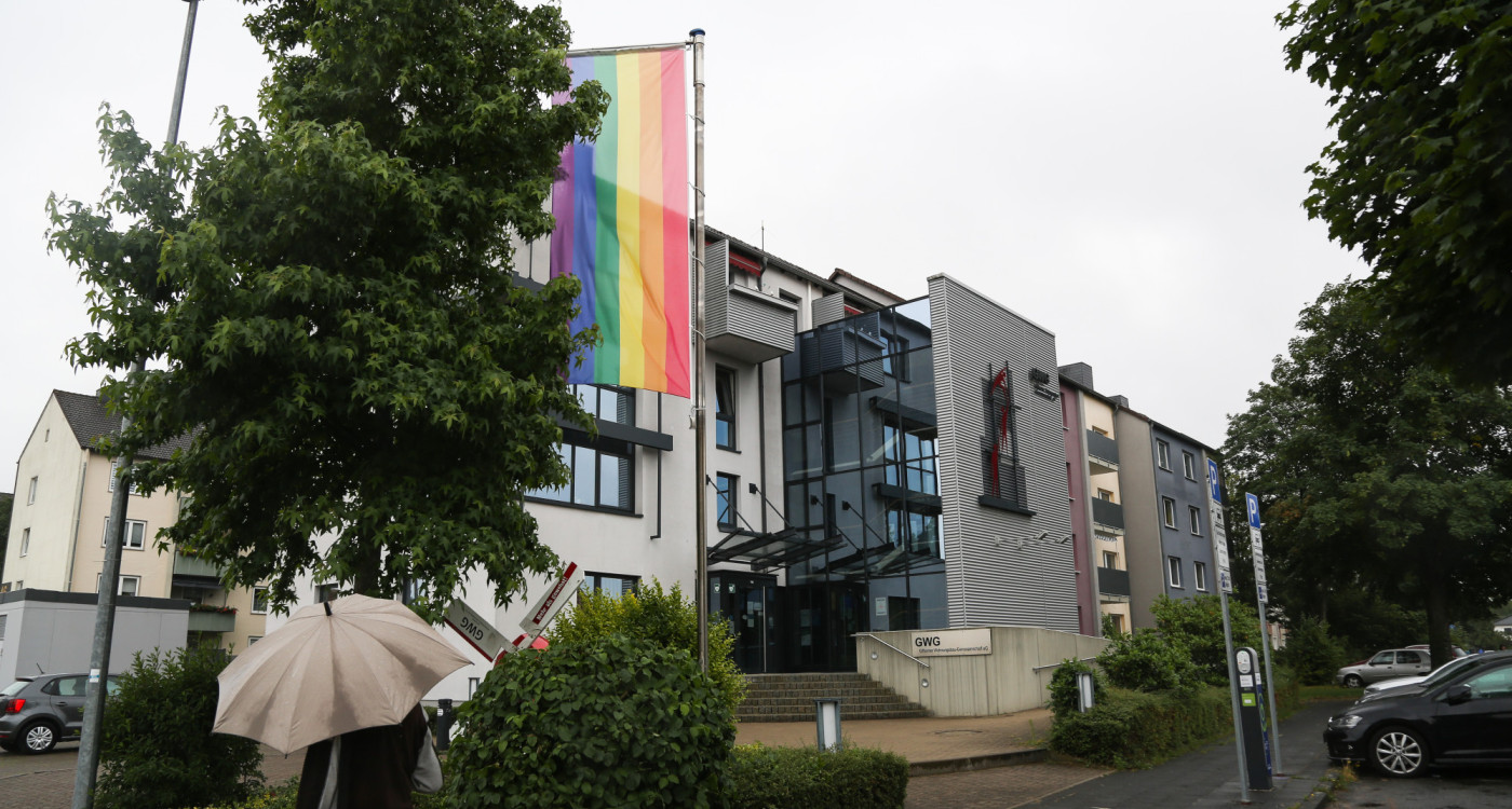 Pride-Month in Gifhorn: Die Gifhorner Wohnungsbau-Genossenschaft hisst die Regenbogenflagge