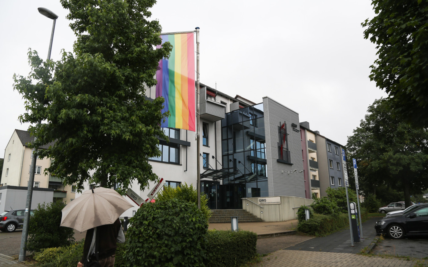 Pride-Month in Gifhorn: Die Gifhorner Wohnungsbau-Genossenschaft hisst die Regenbogenflagge