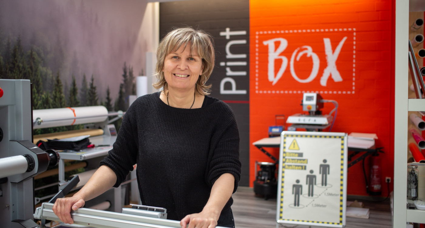 Print Box druckt Aufsteller für Schutzzonen und nimmt weiterhin Privataufträge entgegen