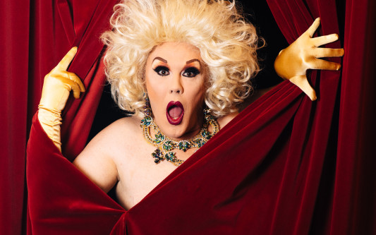 Queen of Comedy in Gifhorns Stadthalle: Jetzt Tickets sichern für die die Travestie-Show von Elke Winter am 27. November