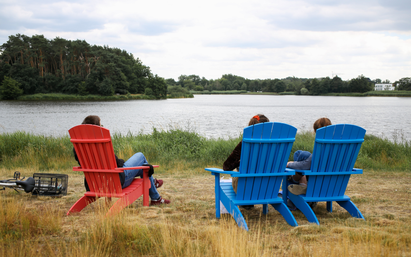 Randalierer zerstören zwei weitere Stühle - Das ist das Aus für Gifhorns neue Relax-Sessel am Schlosssee
