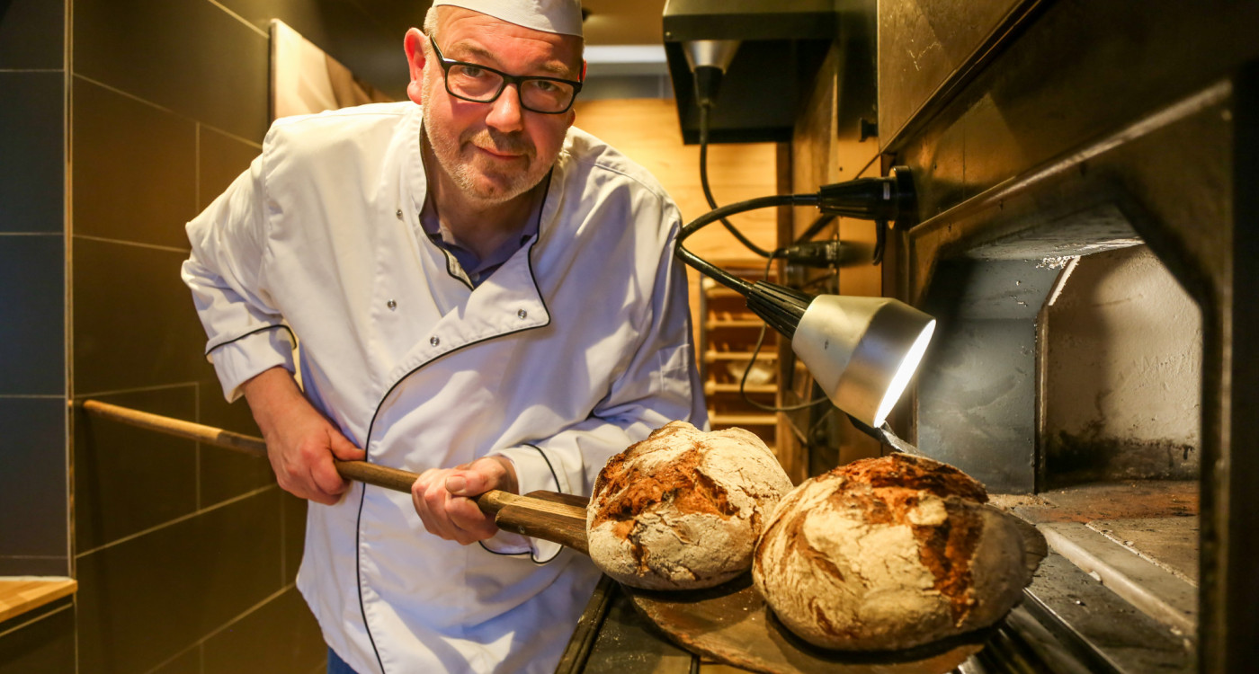 Regional, nachhaltig und gläserne Backstube - Bäckermeister Hacke setzt auf Holzofen und Rohstoffe mit kurzen Lieferwegen
