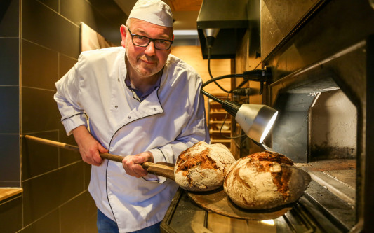 Regional, nachhaltig und gläserne Backstube - Bäckermeister Hacke setzt auf Holzofen und Rohstoffe mit kurzen Lieferwegen