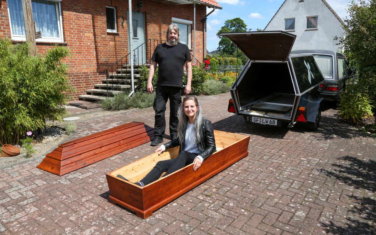 Riecht ja gar nicht muffig! Wie ich zum ersten Mal in einem Sarg lag