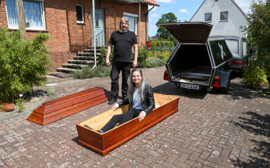 Riecht ja gar nicht muffig! Wie ich zum ersten Mal in einem Sarg lag
