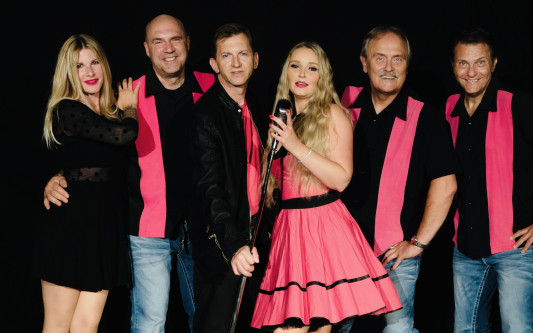 Rock’n’Roll reloaded: Die Coverband Pretty in Pink lässt auf dem Gifhorner Altstadtfest die Gitarren fetzen