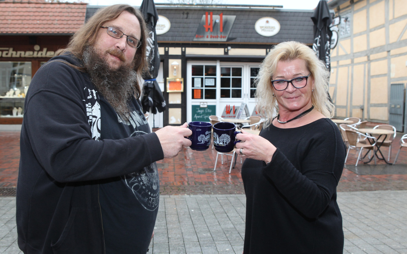 Rückkehr von Helgas H1-Glühwein-Treff: Die Bier- & Rock-Kneipe schenkt wieder ihre beliebten Adventsgetränke aus