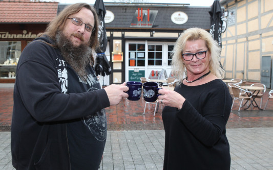 Rückkehr von Helgas H1-Glühwein-Treff: Die Bier- & Rock-Kneipe schenkt wieder ihre beliebten Adventsgetränke aus