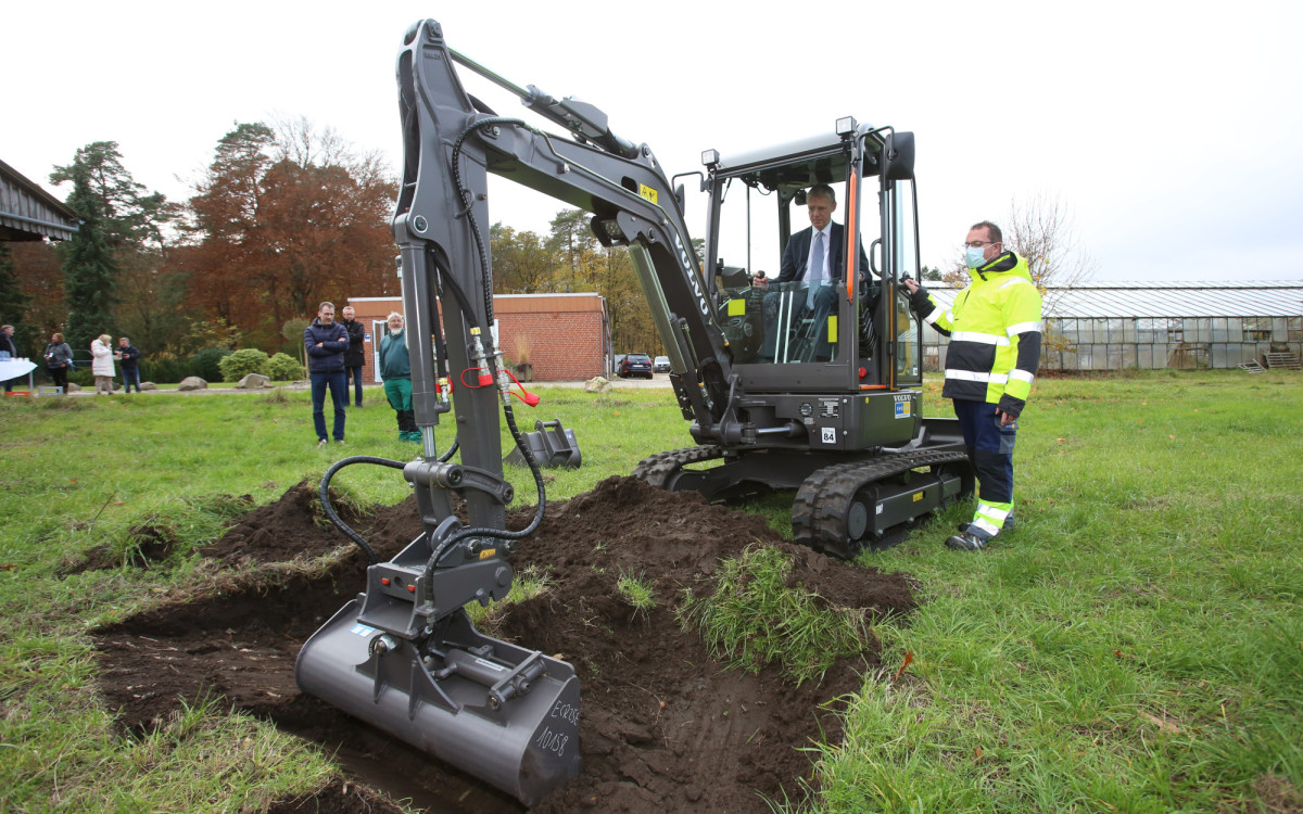 Schaufeln für eine grüne Zukunft: Die Dachstiftung Diakonie erweitert ihren Fuhrpark um einen Elektro-Bagger