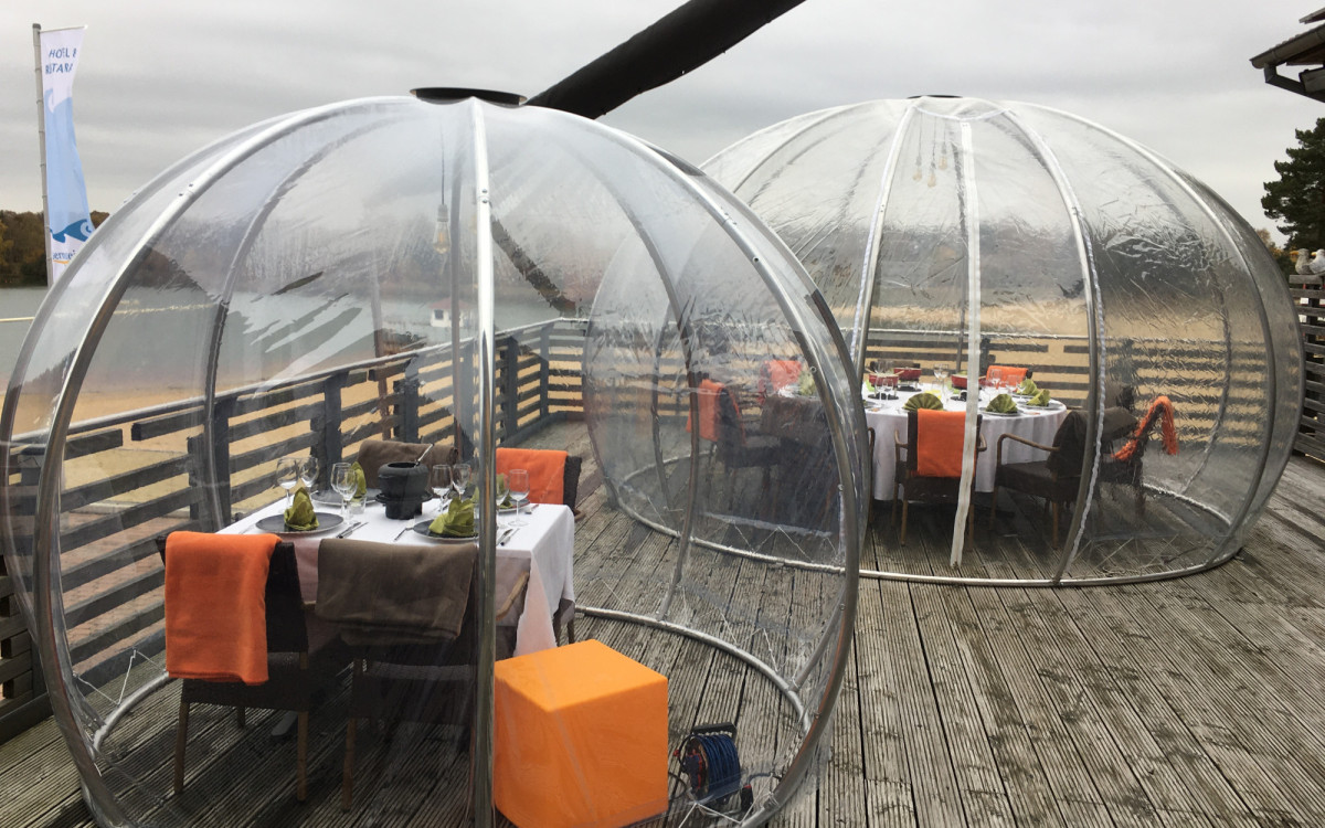 Schlemmen unter Sternen - Auf der Seeterrasse vom my Bernsteinsee stehen neue beheizte Bubbles