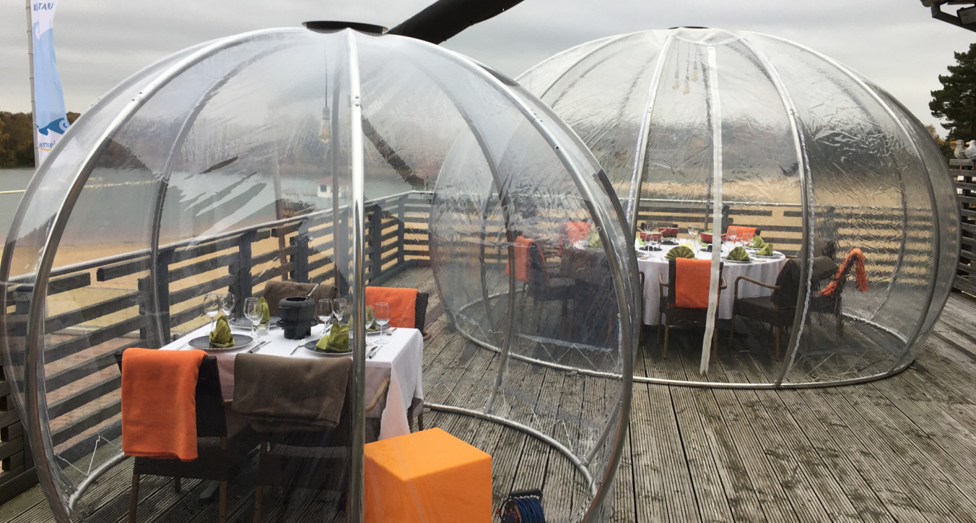 Schlemmen unter Sternen - Auf der Seeterrasse vom my Bernsteinsee stehen neue beheizte Bubbles