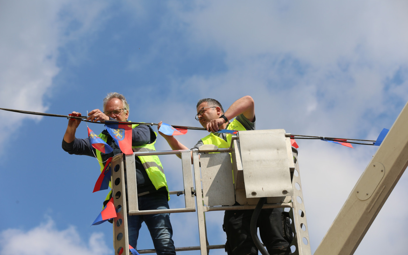 Schon die Wimpelketten entdeckt? Acht Züge aus USK und BSK schmücken unsere Stadt