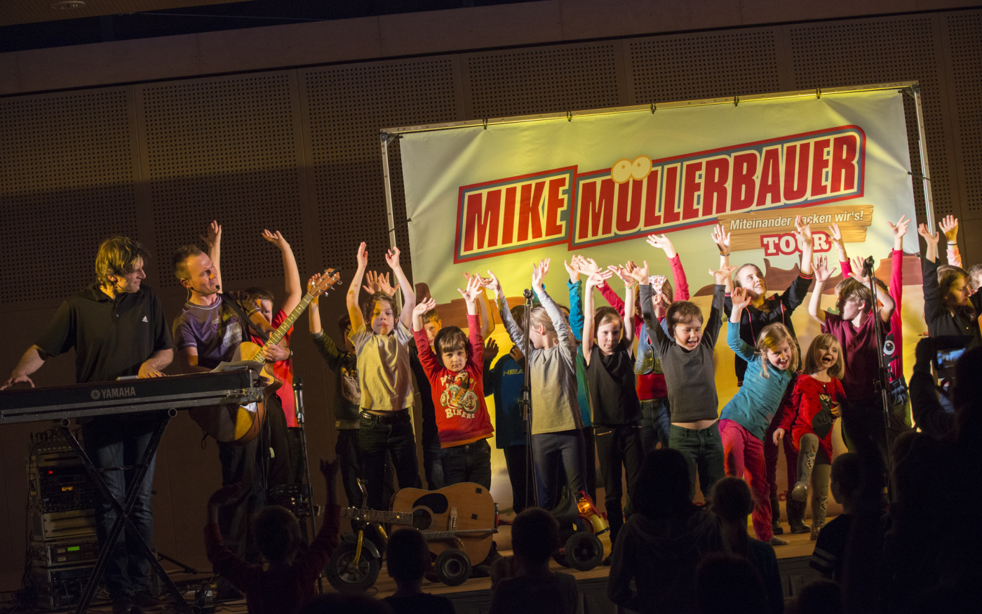 Schütteln und hopsen und kräftig mitsingen: Die Caritas-Kitas laden zu tollem Mitmach-Konzert von Mike Müllerbauer ein