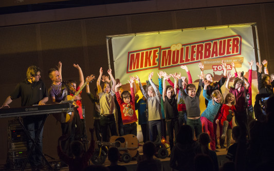 Schütteln und hopsen und kräftig mitsingen: Die Caritas-Kitas laden zu tollem Mitmach-Konzert von Mike Müllerbauer ein