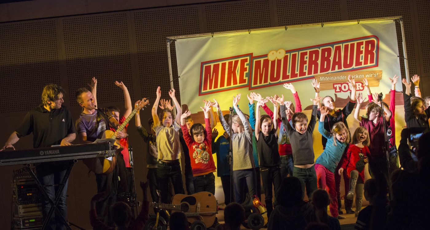 Schütteln und hopsen und kräftig mitsingen: Die Caritas-Kitas laden zu tollem Mitmach-Konzert von Mike Müllerbauer ein