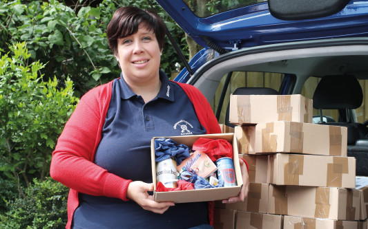 Schützenfest to go - Mandy verschickt Sekt und Servietten