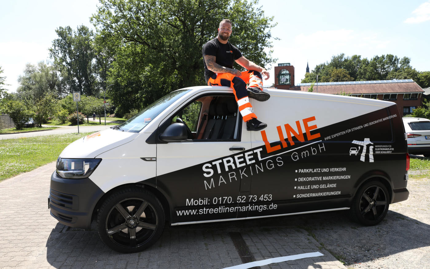 Seine Linien verbessern unseren Alltag: Marcel Littau aus Isenbüttel markiert Parkplätze, Leitsysteme und Spielfelder mit Streetline Markings