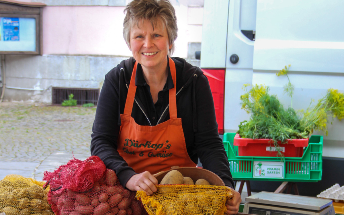 Seit fast 30 Jahren auf Gifhorns Wochenmarkt - Karin Dürkop strahlt selbst bei Nieselwetter