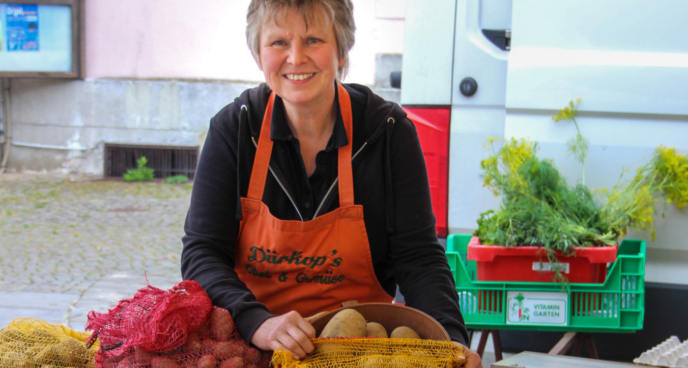 Seit fast 30 Jahren auf Gifhorns Wochenmarkt - Karin Dürkop strahlt selbst bei Nieselwetter