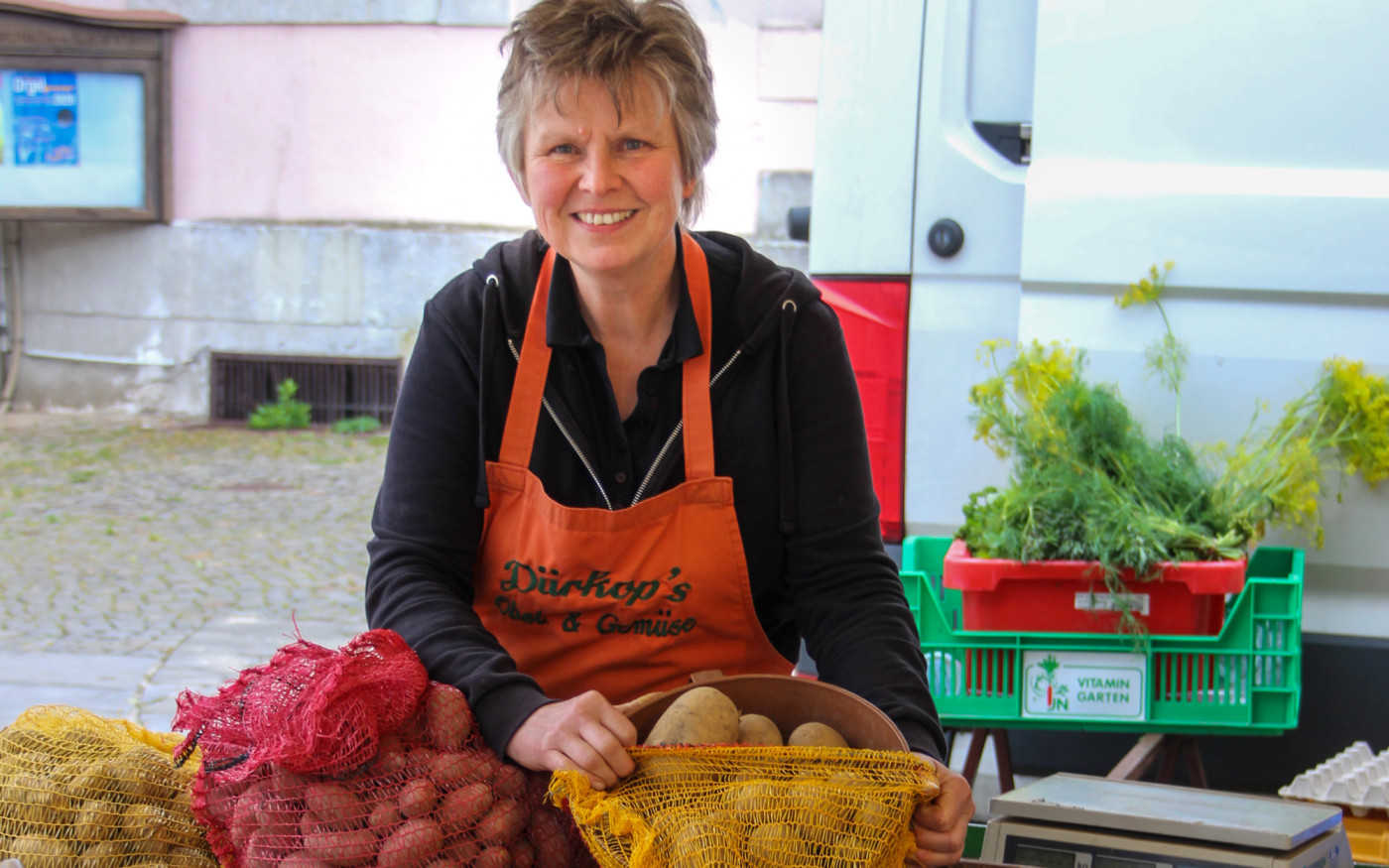 Seit fast 30 Jahren auf Gifhorns Wochenmarkt - Karin Dürkop strahlt selbst bei Nieselwetter