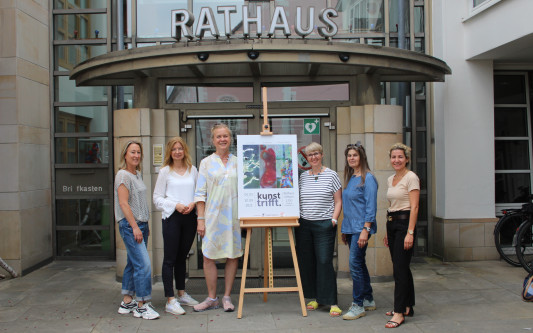 Sie bekämpfen den Fluch der Unsichtbarkeit: Drei Künstlerinnen stellen noch bis Ende September im Gifhorner Rathaus aus