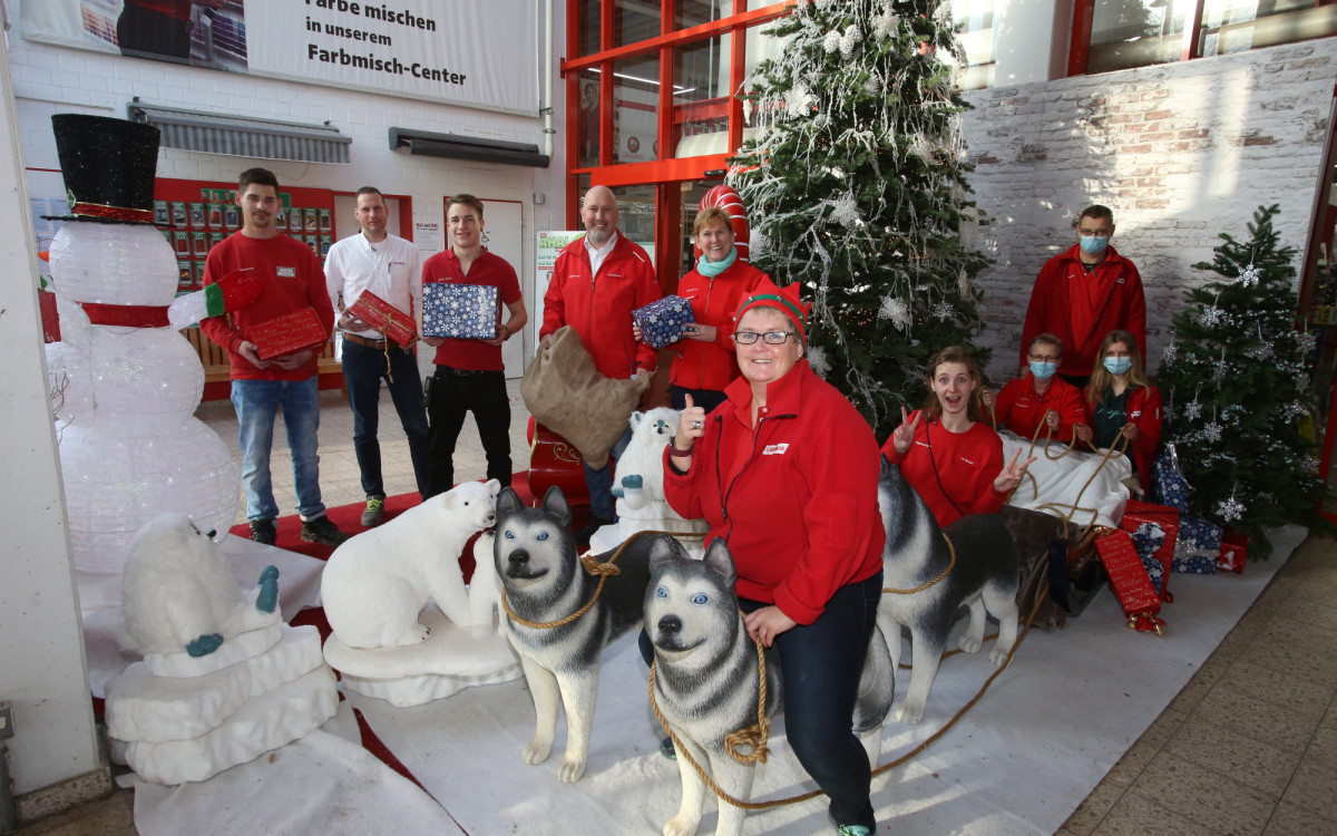 Sie hatten das größte Kreuz zu tragen - Der hagebau-Betriebsleiter Thomas Unteutsch dankt den Kollegen und Kunden