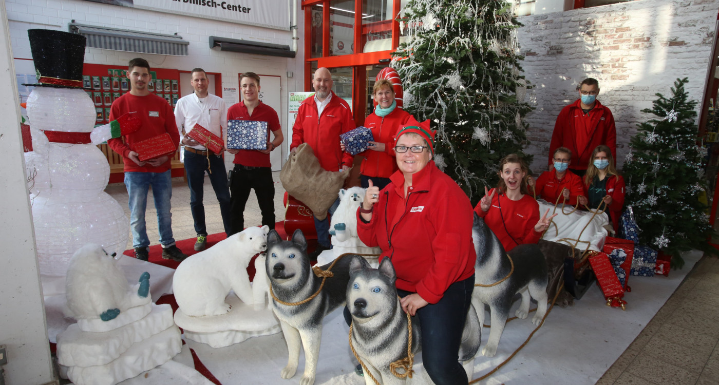 Sie hatten das größte Kreuz zu tragen - Der hagebau-Betriebsleiter Thomas Unteutsch dankt den Kollegen und Kunden