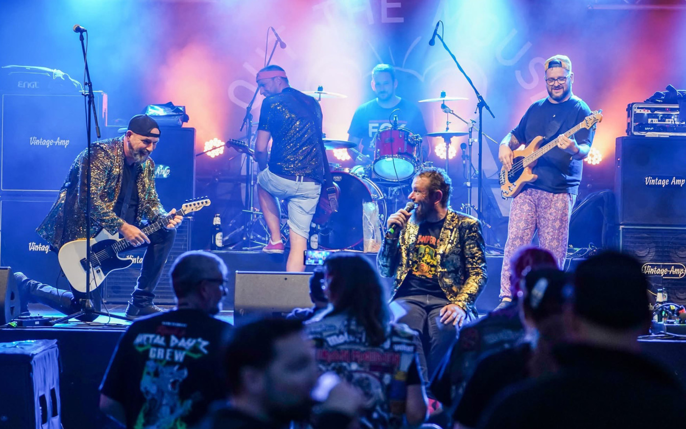 Sie wissen selbst nicht, was auf der Bühne passiert: Der Schlager-Punk von Out the Mouse aus Brome ist Erlebnis und Wundertüte